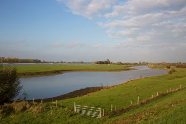Nehirli güzel bir manzara