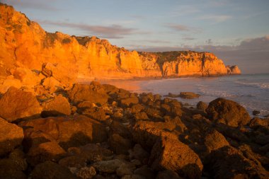 Gün batımında Rocky Sahili