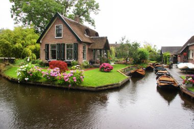 Hollanda 'daki Giethoorn köyünün sakin manzarası