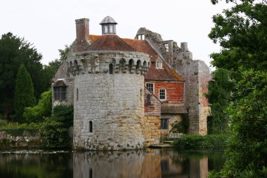 Güzel şato mimarisinin manzarası.