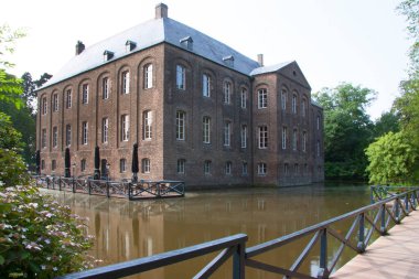 Günışığında su kanalı olan ortaçağ binası manzarası