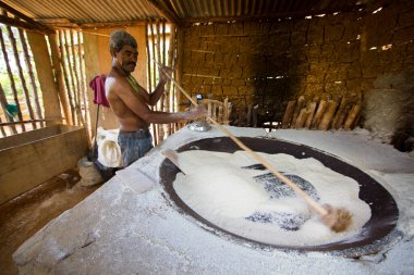 Kaya fırınında un karıştıran adam, seyahat vuruşu.