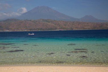 Deniz ve mavi gökyüzü olan güzel sahil 