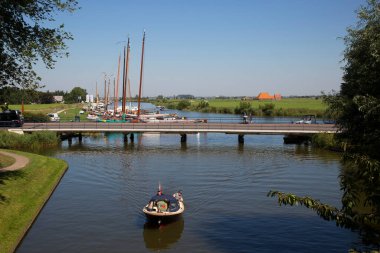 Kanal manzaralı tekneler