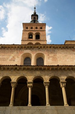 Düşük açılı kuleye sahip eski taş bina