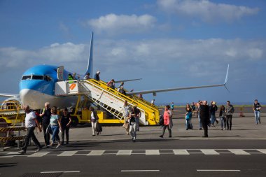 Bir uçağın, yer ekibinin havaalanına gelişi 