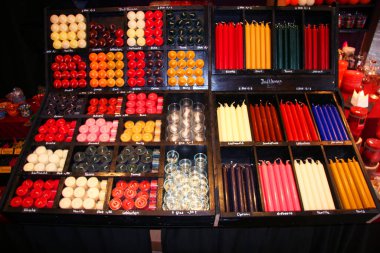 Piyasada renkli şekerler