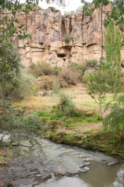 Ihlara Vadisi uçurumlarındaki taş evler ve kiliseler harabe.