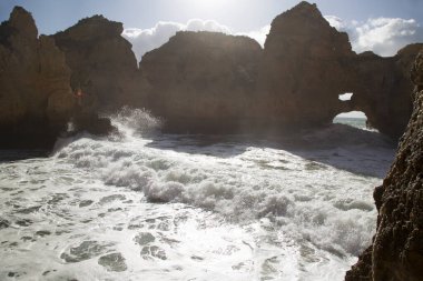 Güzel kayalık deniz manzarası