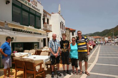Yatları, kafeleri ve dükkanları olan setin manzarası