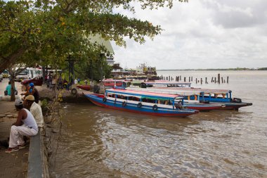 Gündüz nehir limanında tekneler
