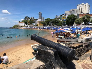 Halkın plaj sahnesinde insanlar gün ışığında
