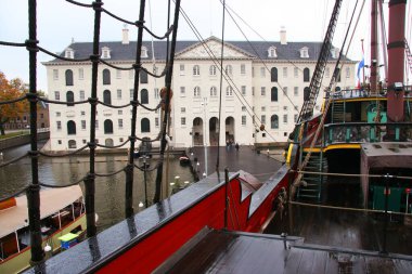 Amsterdam 'daki cadde manzarası 