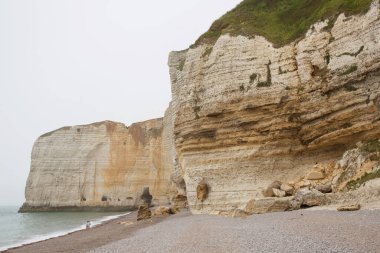 Deniz kıyısı yürüyüş insanlar