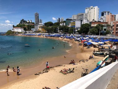 Halkın plaj sahnesinde insanlar gün ışığında