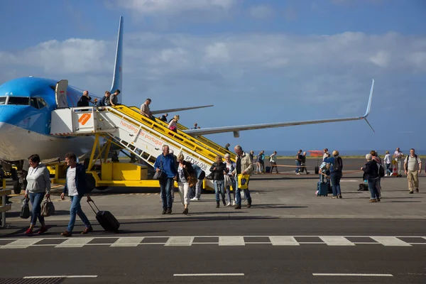 Ankunft Eines Flugzeugs Flughafen Bodenpersonal — Stockfoto