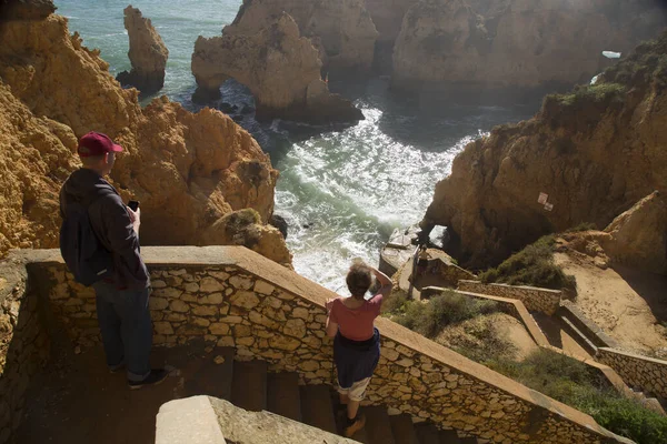 Erkek ve kadın kayalara bakıyor.