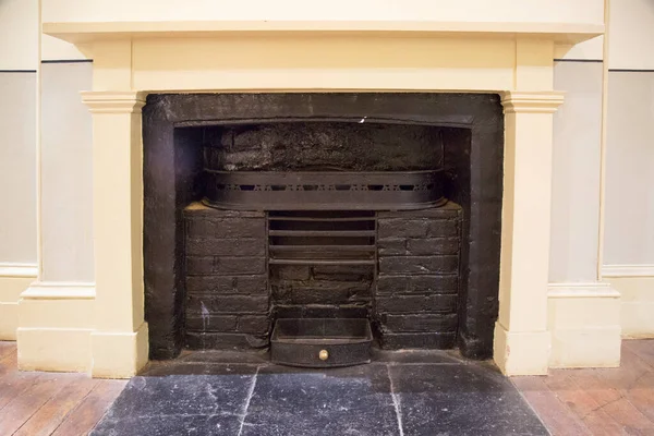 Eski metal şömine, ön manzara.