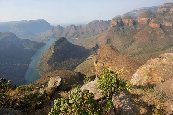 Nehirle aşındırılmış dağ manzarası vadi tabanını keserek bir kanyon oluşturuyor.