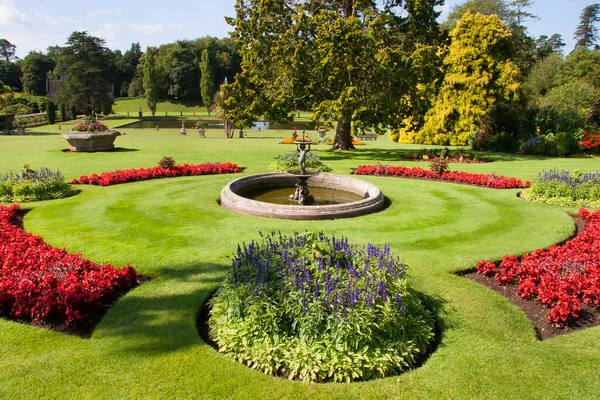 Seraları olan botanik parkının güzel manzarası.