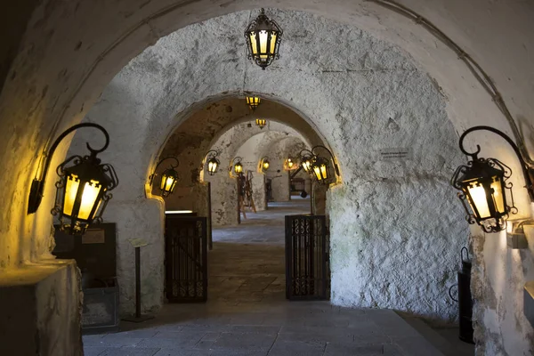 Steintunnel Mit Laternen — Stockfoto