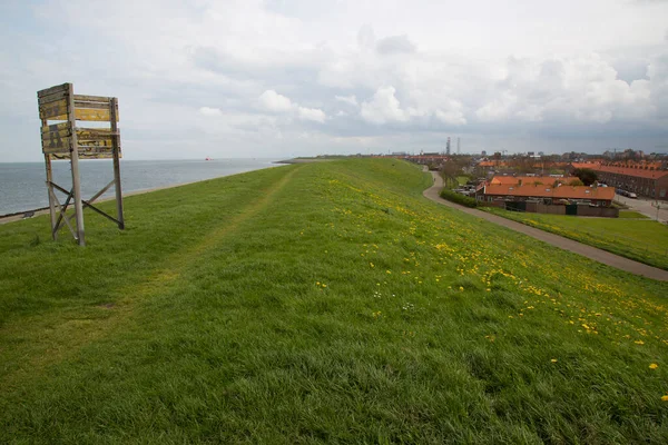 Costa Com Prado Verde Entre Mar Cidade Europeia — Fotografia de Stock