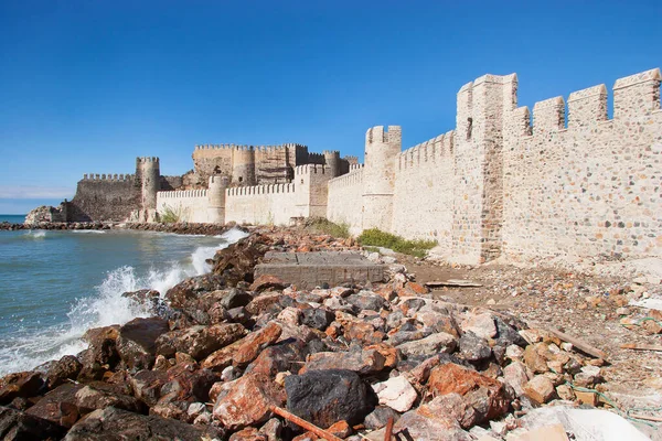 Ortaçağ Haçlılarının kalesi Roma 'nın temelleri ve deniz kenarındaki kıyı kayaları üzerine inşa edilmiş.