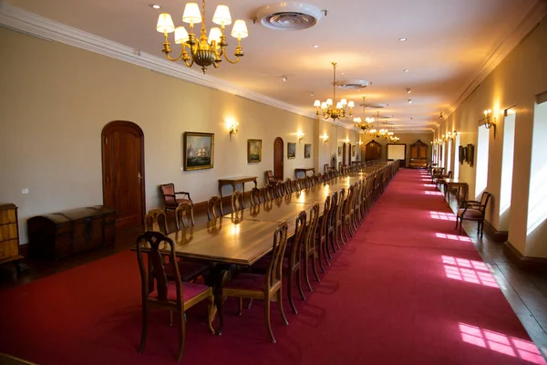 Yemek odasının uzun masalı klasik tasarımı.