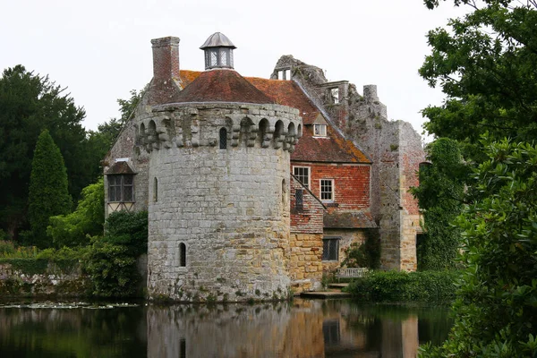 Güzel şato mimarisinin manzarası.