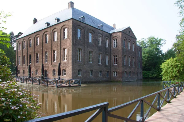 Günışığında su kanalı olan ortaçağ binası manzarası