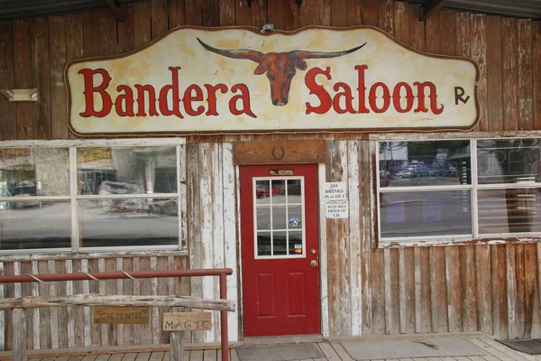 Bandera salonuna giriş.