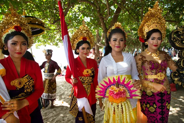 전통적 축제용 여행에 아시아 여자들 — 스톡 사진