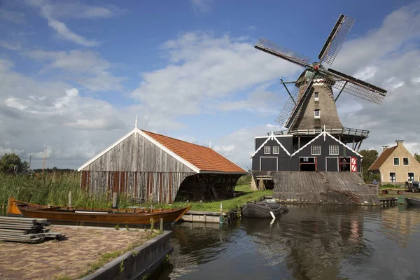 Köydeki eski yel değirmeni.