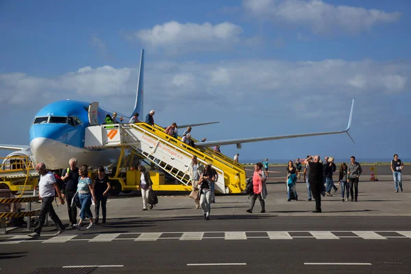 Bir uçağın, yer ekibinin havaalanına gelişi 