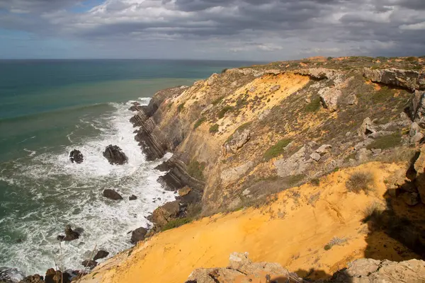 Güzel kayalık deniz manzarası