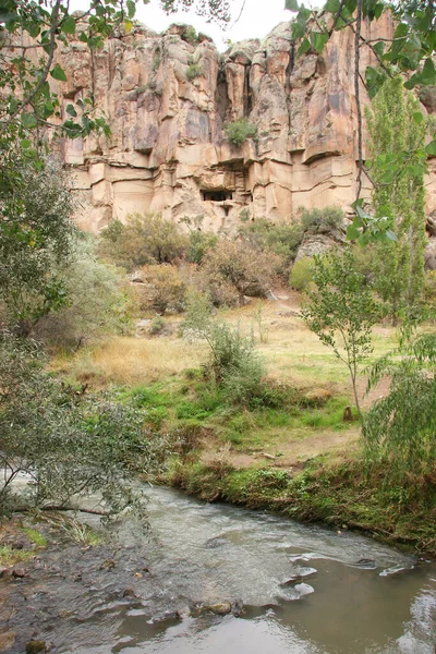 Ihlara Vadisi uçurumlarındaki taş evler ve kiliseler harabe.