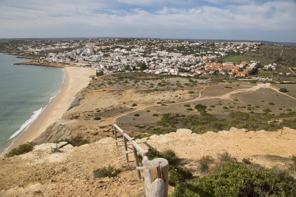 Deniz kıyısındaki kasabanın havadan görünüşü 