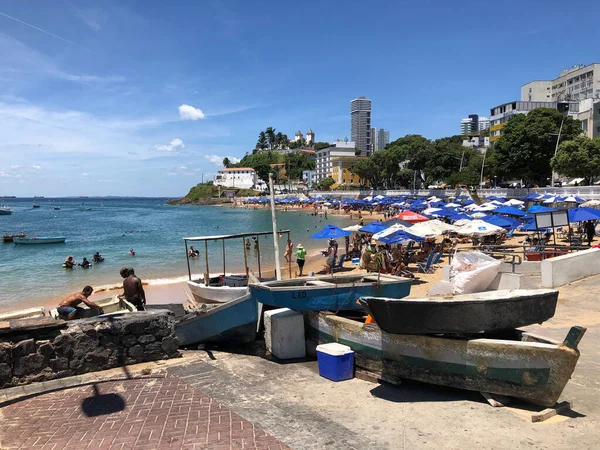 Halkın plaj sahnesinde insanlar gün ışığında