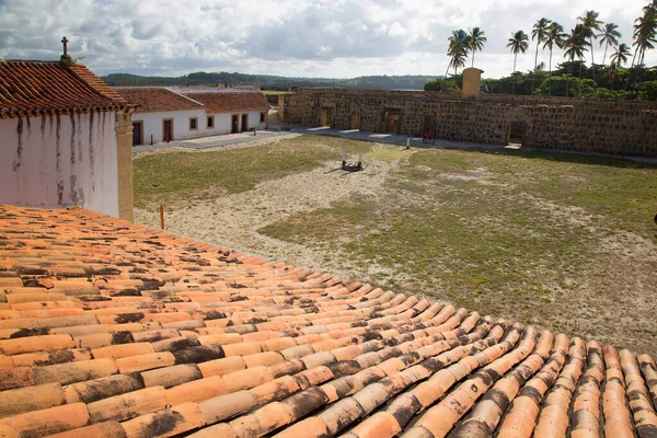 Tropik bölgelerdeki eski beyaz bina, seyahat çekimi.