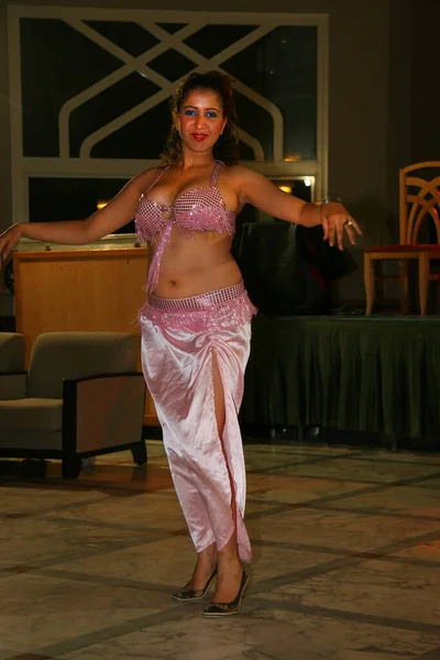 未知の美しい若いベリーダンサーの女性が衣装で踊る — ストック写真