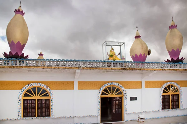 Geleneksel bir Thai evinin güzel bir fotoğrafı. 