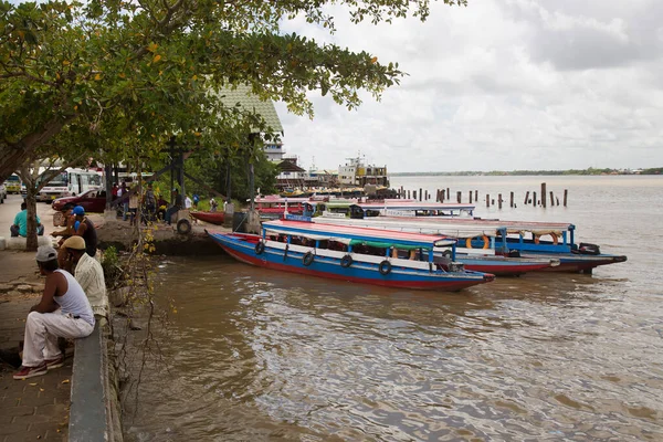 Gündüz nehir limanında tekneler