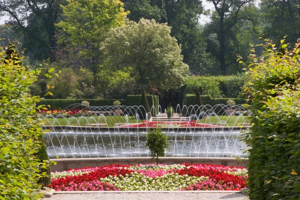 Havuzu ve yeşilliği olan güzel botanik bahçesi manzarası