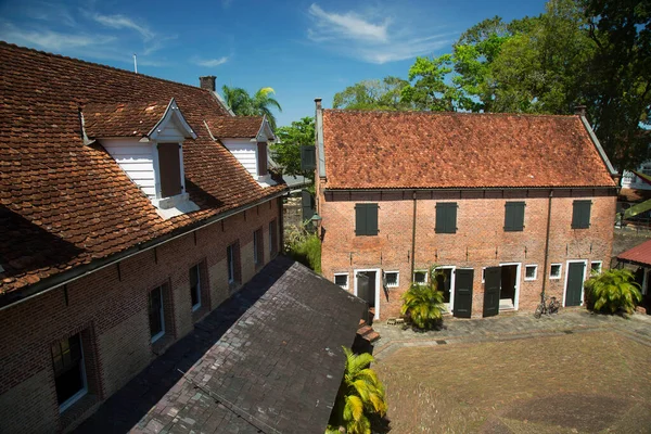 Beş köşeli kale şeklinde askeri kışlaları, ofisleri ve konutları olan tarihi sömürge yerleşkeleri 
