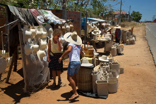 Yol kenarında şapka satıyorum.
