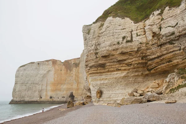 Deniz kıyısı yürüyüş insanlar