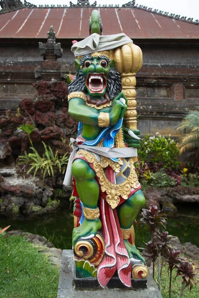 Bir tapınağın ya da dini bir yerin girişi için Balili Hindu mitolojik tasviri, figürü ve heykeli