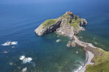 Gaztelugatxe, Bask Bölgesi 'nin Bermeo belediyesine bağlı Biscay kıyısında bir adadır.. 