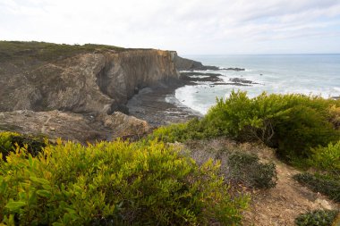 Güzel kayalık deniz manzarası