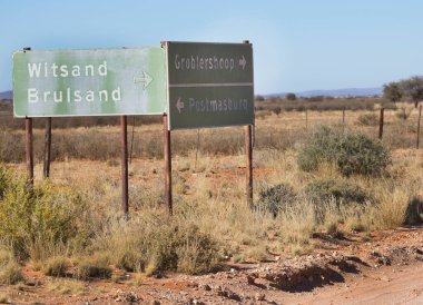 Çöl sahnesindeki yol tabelası manzarası